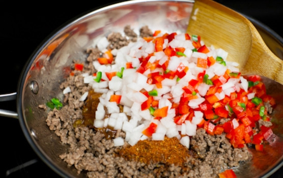 1. Этап. Духовые пирожки: Теперь готовим начинку. Обжарьте фарш на масле 7-8 минут, добавьте соль и перец. Измельчите все овощи и добавьте к мясу вместе с соусом. Жарьте, пока не выпарится жидкость.