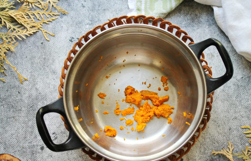 1. Этап. Мандариновый ликер: С апельсина натрите цедру выложите ее в кастрюлю с толстым дном.