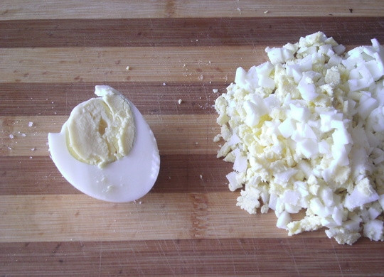 1. Этап. Салат Оливье с раковыми шейками: Яйца натереть на крупной терке или нарубить ножом.