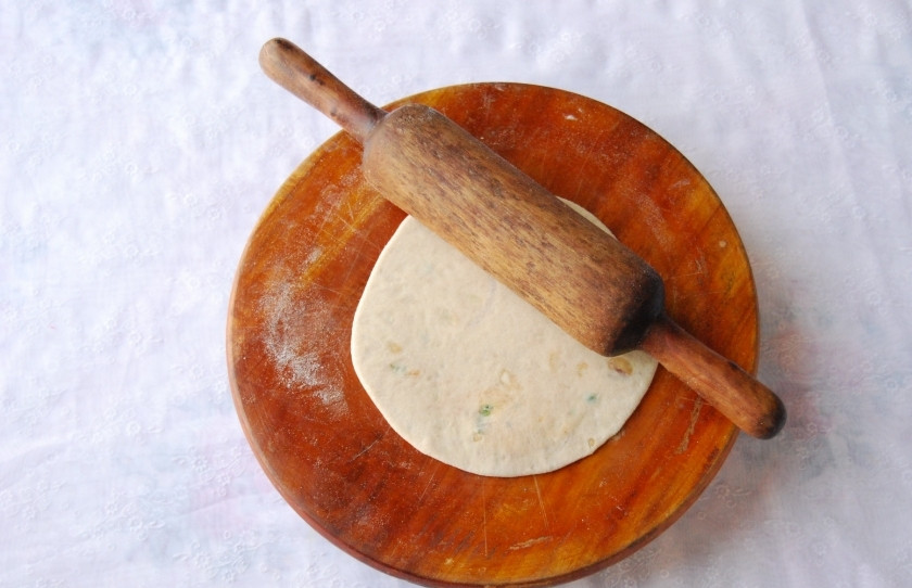 1. Этап. Алу паратха: Залепите. Разомните шарики с картофельной начинкой и раскатайте заново.