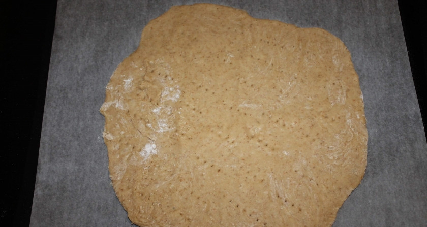 1. Этап. Медовик со сгущенкой: 4. Каждый кусочек теста раскатываю толщиной около 0,5 сантиметра и прокалываю вилкой, отправляю пласт в предварительно разогретый до 200 градусов духовой шкаф на 5 минут.