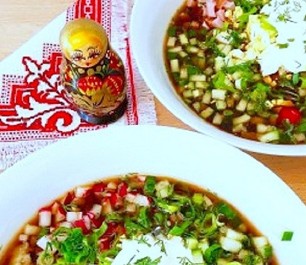 1. Этап. Окрошка с квасом: Добавляем зелень и сметану. Приятного аппетита!