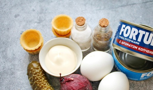 1. Этап. Тарталетки с тунцом и огурцом: Подготовьте все необходимые ингредиенты для приготовления тарталеток с тунцом и соленым огурцом. Яйца отварите заранее вкрутую и остудите.