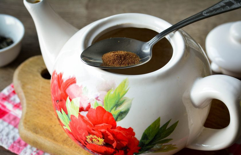 1. Этап. Зеленый чай с корицей для похудения: Всыпьте туда же и молотую корицу.