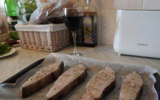 1. Этап. Палтус в духовке: Палтуса разрезаем на стейки толщиной где-то в 2-3 см. Солим, перчим, сбрызгиваем оливковым маслом - и в духовку. Выпекаем 25-30 минут при 170 градусах.