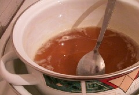 1. Этап. Медовая горка: Мёд поставьте на водяную баню. Помешивая, доведите его до густого состояния.