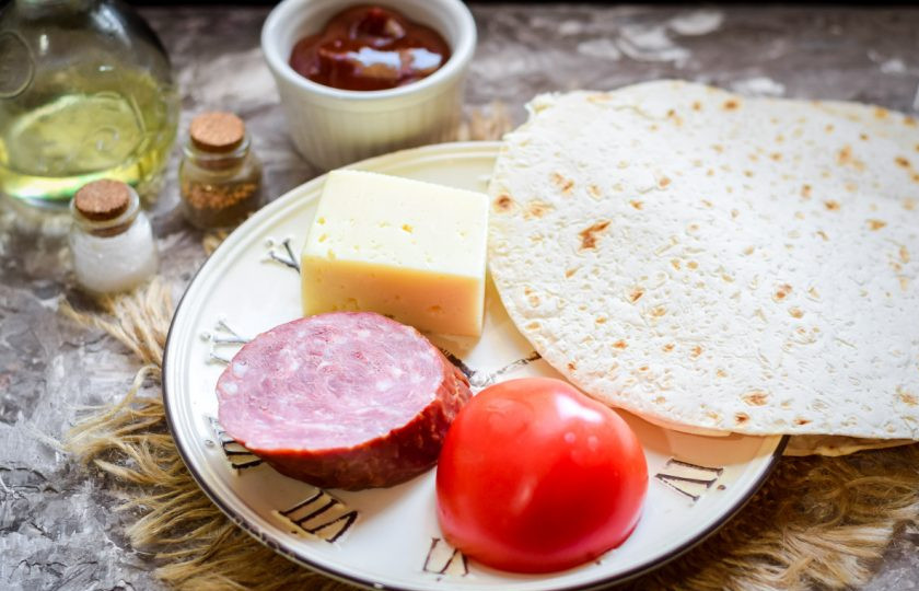 1. Этап. Пицца на сковороде за 15 минут: Подготовьте ингредиенты. Колбасу или мясо можно заменить курицей, сосисками и т.д.