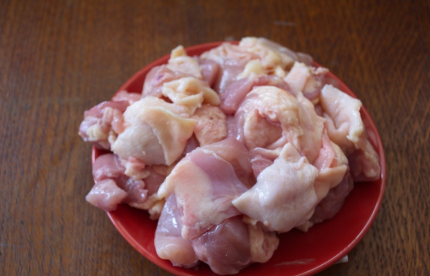 1. Этап. Чанахи с фасолью и грибами: Куриное мясо нарезать небольшими кусочками. Кости удалить. Смешайте мясо с солью, специями. Дайте промариноваться 15 минут.