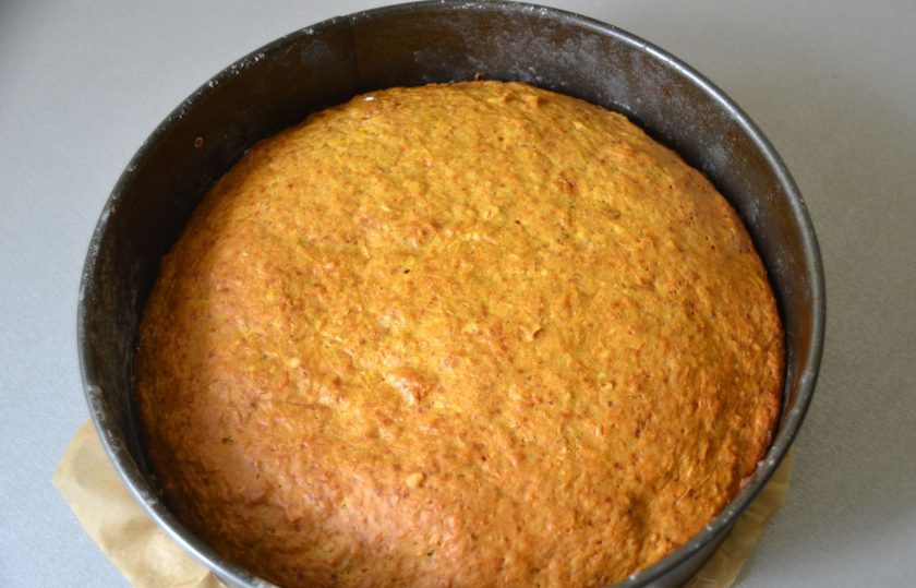 1. Этап. Самый простой морковный торт: Испеченный корж следует полностью охладить.