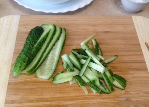 1. Этап. Салат Газапхули: 4. Такой же соломкой, как и яблоки, нарезаем свежий огурчик.