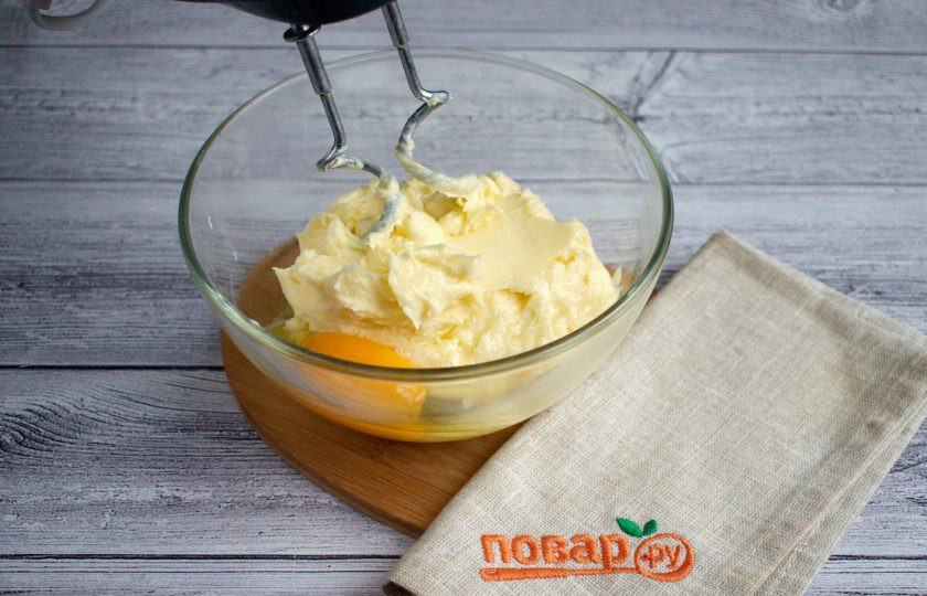 1. Этап. Домашнее масляное печенье: Сливочное масло, сахарную пудру и ванилин соедините в чаше, перемешайте миксером до однородности. Добавьте яйцо, взбейте.