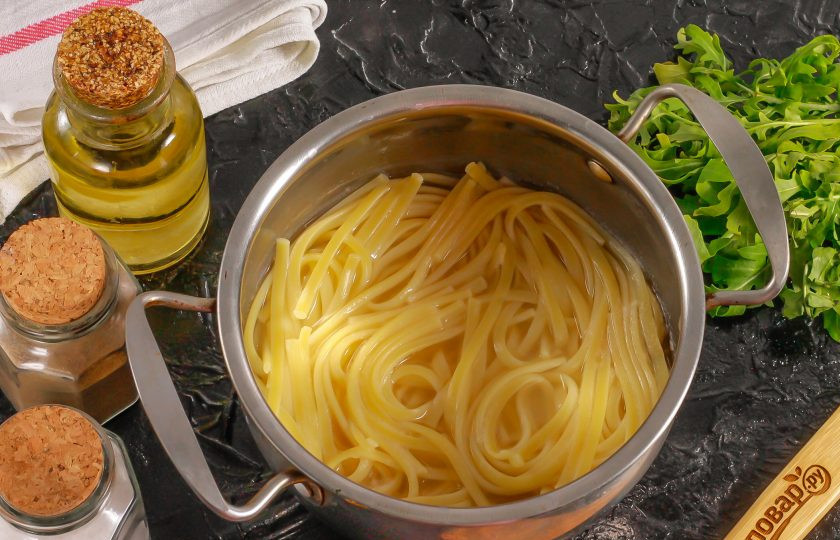 1. Этап. Макароны с охотничьими колбасками: Отварите в воде макароны в течение 8-10 минут, всыпав в воду щепотку соли. Оставьте пасту в бульоне, не сцеживая его, чтобы макароны не слиплись.