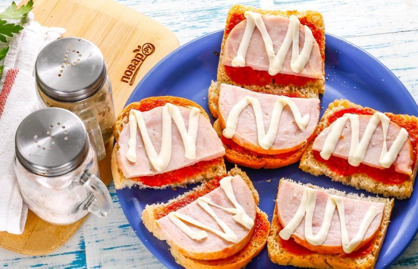 1. Этап. Бутерброды с ветчиной и сыром: Выложите на ветчину немного майонеза любой жирности или обмажьте им ее - как вам будет удобнее.