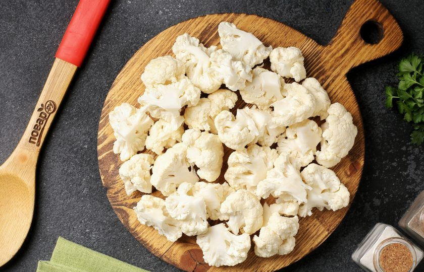 1. Этап. Фрикадельки с цветной капустой: Капусту разберите на соцветия.