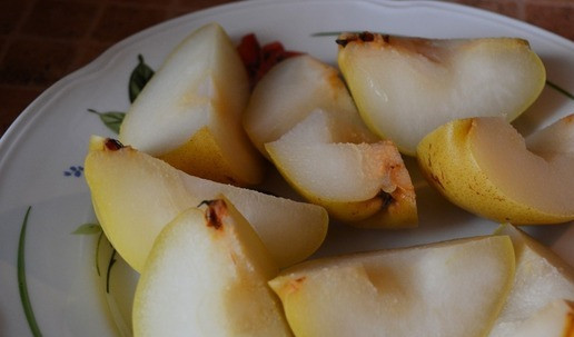 1. Этап. Запеканка Загрушевная: Вынуть груши шумовкой и дать остыть. Можно переложить в холодильник, если запеканка будет готовиться на следующий день.