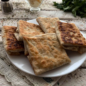 Лаваш с яйцом и сыром на сковороде