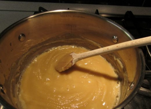 1. Этап. Лазанья в духовке: Затем в масло добавляем муку и хорошо лопаткой перемешиваем. Жарим ее минуты 2-3.