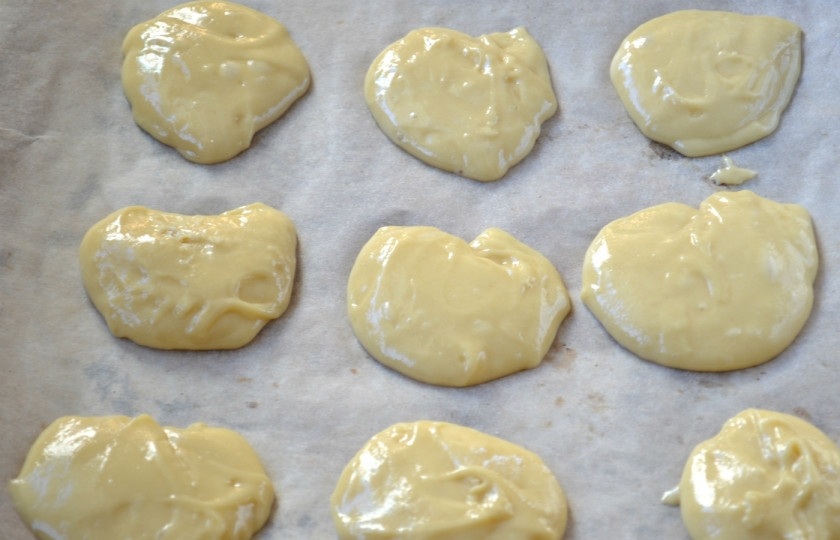 1. Этап. Печенье из бисквитного теста: Ложкой выложите бисквитное тесто на пергамент, сформируйте печенье небольшого размера. Выпекайте печенье в разогертой до 180 градусов духовке 20 минут.