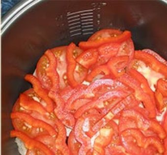 1. Этап. Рыба в сливках в мультиварке: У перца удаляем сердцевину , моем и нарезаем полосочками. Выкладываем поверх помидор. Можно овощи немного посолить.