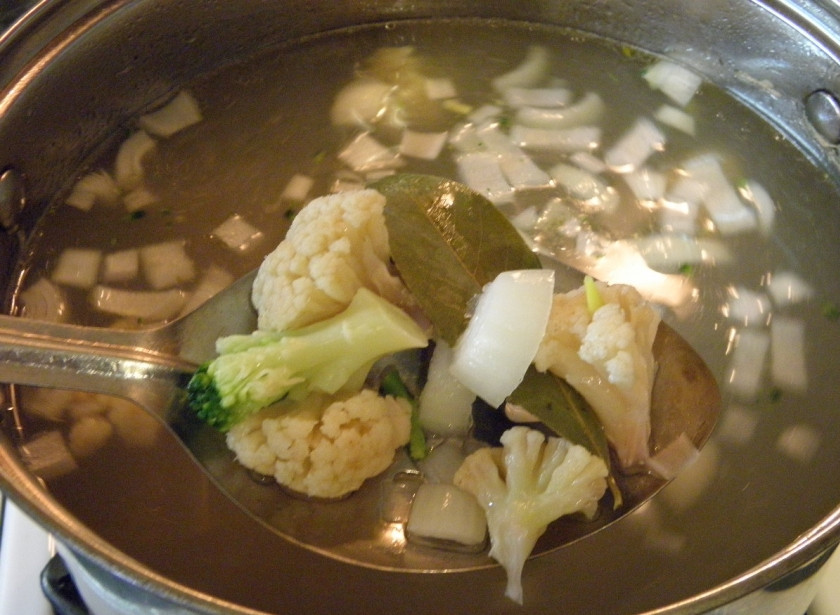 1. Этап. Суп с картофельными шариками: Мясной бульон посолите по вкусу и доведите до кипения. Бросьте туда кусочки капусты и мелко порезанный лук. Проварите 15 минут. На фото присутствуем масло растительное, его можно положить в конце варки, можно поджарить на нем лук, а можно убрать совсем. Я именно так и поступила, чтобы суп сделать менее калорийным.