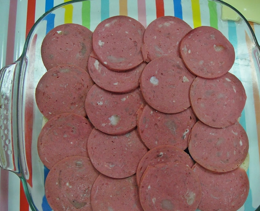 1. Этап. Сэндвичи в духовке: На булочки выкладываем салями.