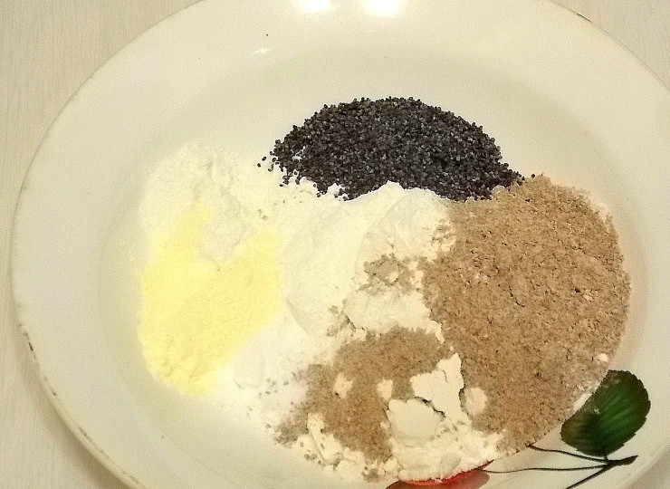 1. Этап. Маффины с маком и грейпфрутовым соком: Смешайте оба вида муки, мак, разрыхлитель, соду.