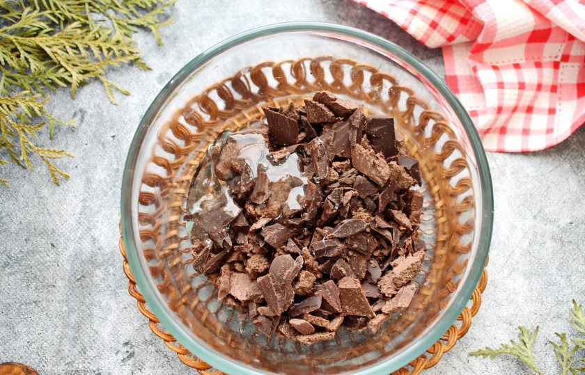 1. Этап. Трюфели из горького и молочного шоколада: Горький и молочный шоколад поломайте на мелкие кусочки и добавьте сахарный сироп.