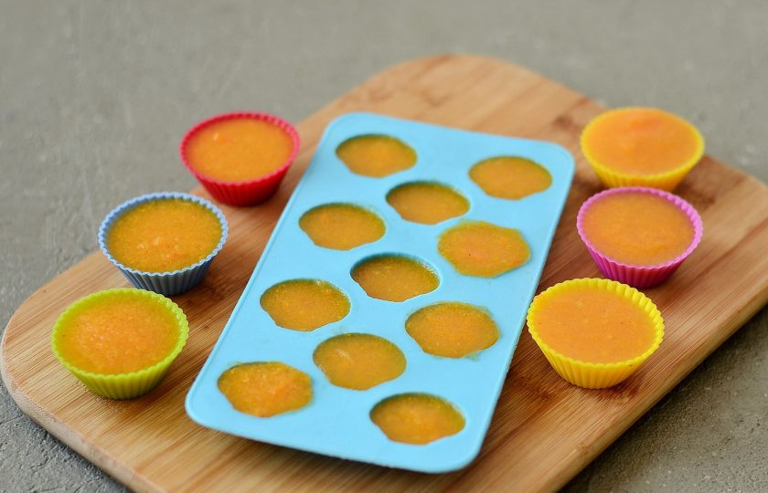1. Этап. Морковный мармелад: Разлейте по формочкам, уберите на 1 час в холодильник.