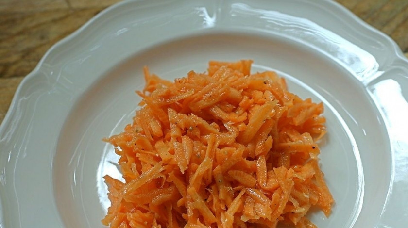 1. Этап. Салат из тёртой моркови: Посолите, поперчите тёртую морковь по вкусу и полейте лимонным соком!