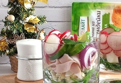 1. Этап. Салат-коктейль с ветчиной: Поливаем сверху заправкой.