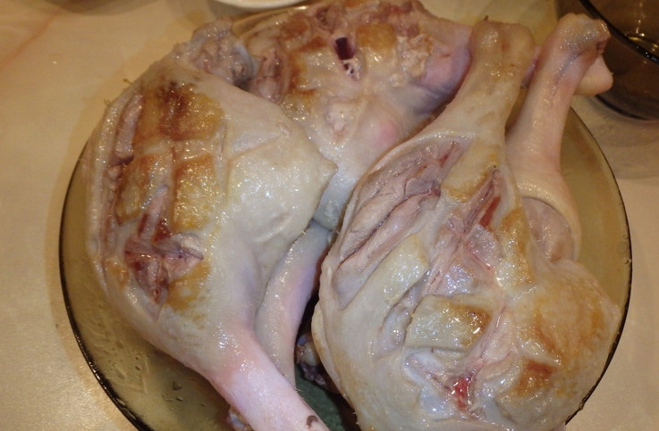 1. Этап. Утиные окорочка тушеные: Утиные окорочка тщательно промойте и обсушите, обрежьте жир. Сделайте небольшие надрезы и натрите окорочка солью с перцем со всех сторон. Обжарьте на растительном масле со всех сторон, до румяной корочки.