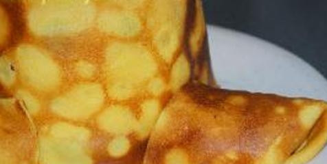 1. Этап. Салат Пенек с опятами: Из остатков начинки и из последнего блина сформируйте аккуратные 