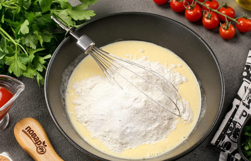 1. Этап. Пицца на сковороде без сметаны и кефира за 10 минут: Добавьте муку, соль и маленькую щепотку соды.