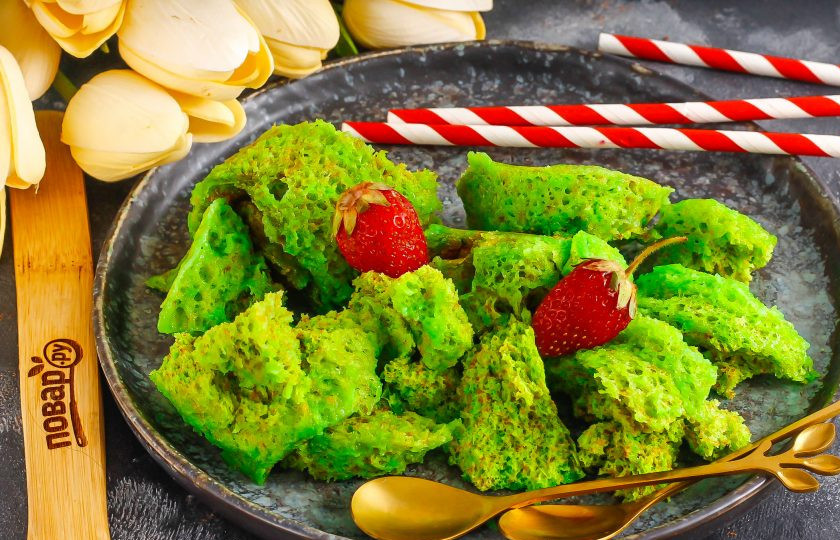 1. Этап. Спонж бисквит для декора: Разломите руками на части и выложите на десерт или просто на тарелку, подавая с ягодами и кремом.