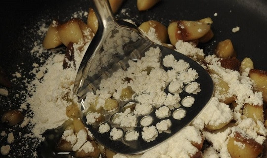 1. Этап. Французский чесночный суп: 6. Всыпьте муку и разомните ее с чесноком до однородности.