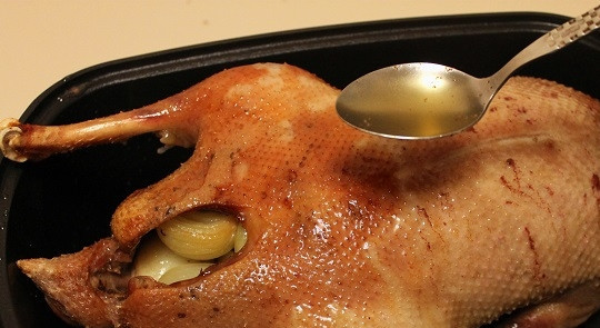 1. Этап. Гусь в гусятнице: 7. Примерно через 1.5 часа достаньте из духовки и полейте жиром. Снова отправьте обратно, запекайте до готовности. Последние 30-45 минут гусь в гусятнице в домашних условиях может запекаться без крышки, чтобы как следует зарумяниться.