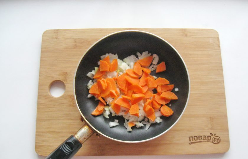 1. Этап. Гороховый суп с клецками: Морковь очистите, помойте и натрите на терке или мелко нарежьте. Добавьте к луку.