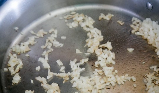 1. Этап. Говядина по-китайски: Лук обжарить на сковороде.