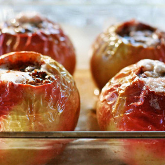 Печеное яблоко в духовке