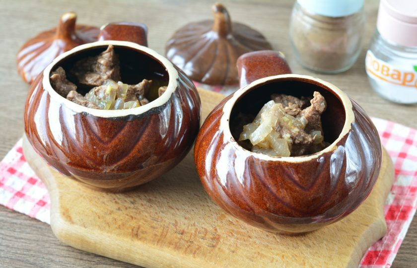 1. Этап. Томленая говядина в духовке при низкой температуре: Влейте в каждый горшочек немного воды и отправьте томиться в духовку при температуре 150-160 градусов. Готовьте мясо в горшочках прикрыв крышками, около 90 минут. Говядина получится мягкой, тающей во рту.