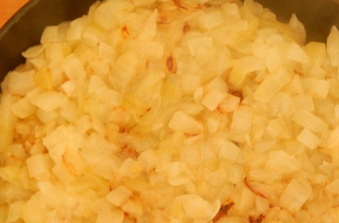 1. Этап. Бозбаш в мультиварке: Для начала на сковородке обжариваем лук.