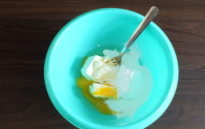 1. Этап. Греческое печенье Курабьедес: В чаше смешайте мягкое масло, яйцо и сахарную пудру.