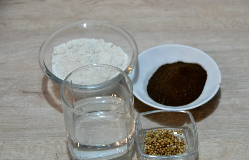 1. Этап. Хлеб Земгальский: Примерно за 10 часов до начала замеса теста подготовьте заварку, для этого подготовьте воду, ржаную муку, ржаной солод и кориандр.