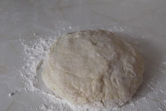 1. Этап. Пончики без дрожжей: Замешиваем тесто. Тесто получается мягкое и эластичное.