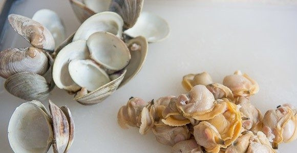 1. Этап. Похлёбка с моллюсками: 2. Затем самих моллюсков вытащите из раковин.