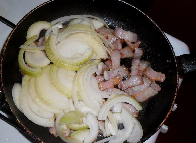 1. Этап. Паштет из куриной печени с овощами: Обжариваю лук вместе с салом, которое к тому моменту уже должно дать жирок.