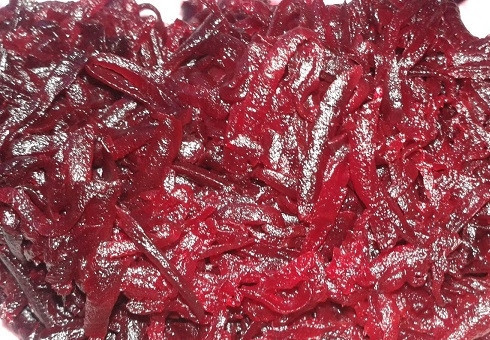 1. Этап. Салат с грецким орехом и черносливом: Отваренную свеклу очистим и натрем на крупной или средней терке. Я покупаю готовую отваренную в магазине.