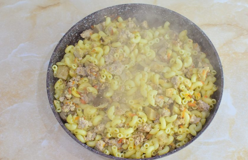 1. Этап. Макароны с фаршем и белыми грибами: Готовые макароны с фаршем и белыми грибами разложите по тарелкам и подавайте к столу.