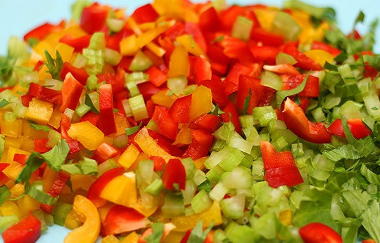 1. Этап. Спагетти с сосиской и соусом: 4. Тем временем можно измельчить сельдерей и сладкий перец. При желании можно также дополнить этот простой рецепт спагетти с сосиской и соусом чесноком, острым перцем или свежими помидорами, например.