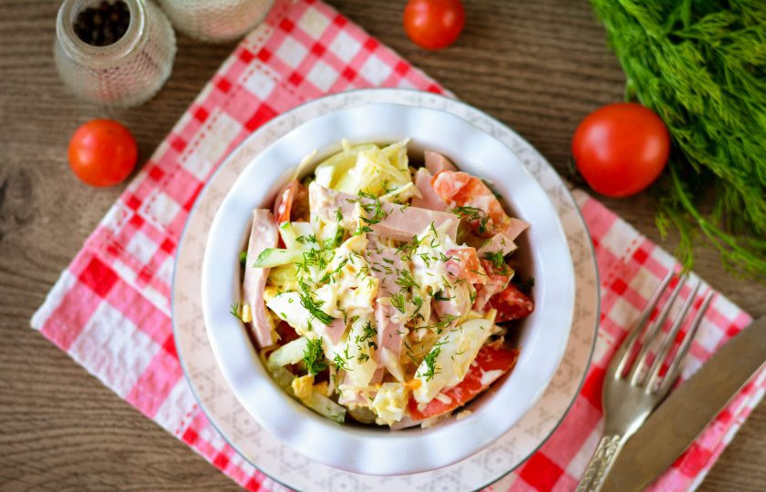 1. Этап. Салат Бахор с колбасой: Салат сразу подавайте к столу, при желании присыпьте свежей зеленью, например, укропом. Приятного аппетита!